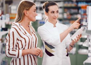 foto dos jovenes atencion-farmaceutica-farmacia